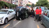 Otomobil park halindeki araçlara çarparak devrildi, sürücü yaralandı