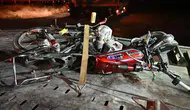 Motosiklet trafik levhasına çarptı: 2 yaralı