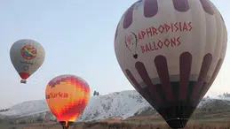 Pamukkale'de turizm sıcak hava balonlarıyla "havalanıyor"
