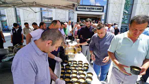 Meram’da aşure bereketi: Vatandaşlara ikram yapıldı!