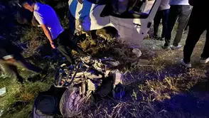 Minibüs ile çarpışan motosikletin sürücüsü öldü, 4 kişi yaralandı