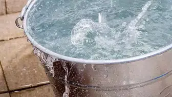 Su dolu kovaya düşen bebek öldü