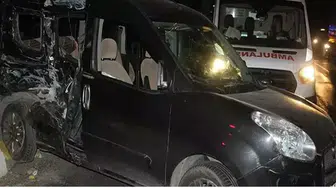 Kamyon ile  ticari araç çarpıştı