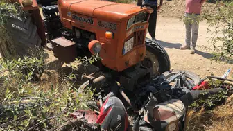 Motosiklet-traktör çarpıştı: 1 ölü