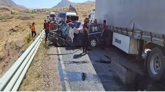 Kamyonet ile tır çarpıştı