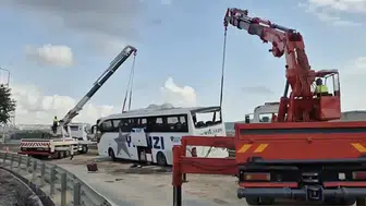 Kuzey Marmara Otoyolu'nda yolcu otobüsü bariyerlere çarptı