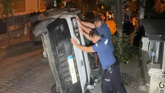 Alkollü sürücü 2 otomobile çarptı