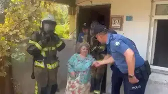 4 katlı binada çıkan yangında mahsur kaldı