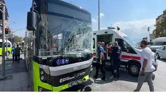 Belediye otobüsü ile kamyonet çarpıştı