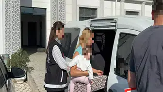 Kucağında bebeğiyle  tutuklandı.