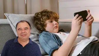Erken yaşta telefon kullanımı çocukların gelişimini tehdit ediyor