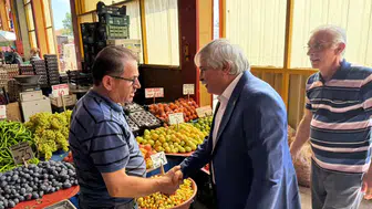 AK Parti'den pazar çıkarması: Kalfalar'da vatandaşla tek tek görüştüler!