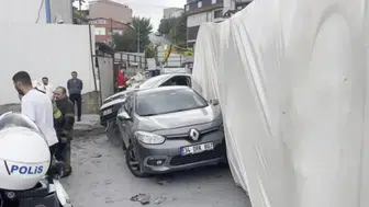 TIR iki aracın üzerine devrildi