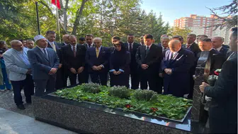 Bahçeli, Türkeş'in mezarını ziyaret etti