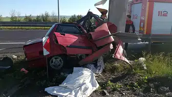 Otomobil direğe çarptı