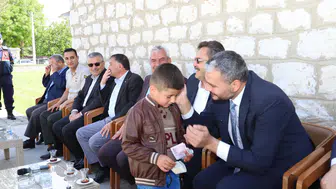 Konyalı başkan bayram önü çocuklara harçlık dağıttı!