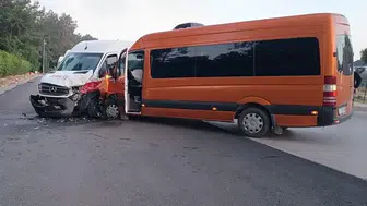 İki tur minibüsünün çarpıştığı kazada 13 turist yaralandı