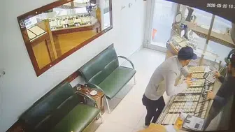 Konya’da kuyumcu dükkanına gelen şahıs yüzüğü çaldı