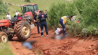Traktör kazasında baba ile oğul öldü