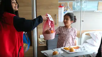 Konya’da tedavi gören hastalara meyve sepeti getirdiler!