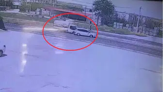 Kurbanlık yüklü kamyonetle hafif ticari aracın çarpıştığı kaza kamerada: 4 yaralı