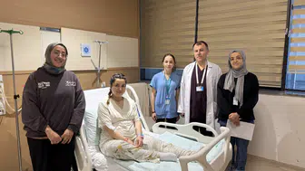 İkiz annenin ikiz bebeklerini de aynı doktor dünyaya getirdi