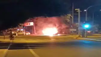 Seyir halinde alev alan otomobil yandı