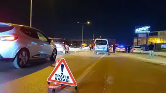 Servis midibüsü ile otomobil çarpıştı: 6 yaralı