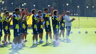 Fenerbahçe, çalışmalarını taraftara açık idmanla sürdürdü