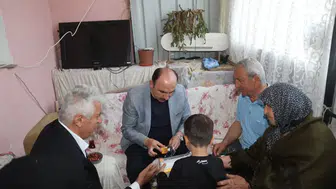 Başkan Altay haneleri ziyaret etti