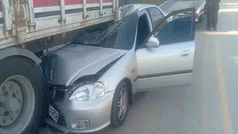 Otomobil, park halindeki TIR'a çarptı: 4 yaralı
