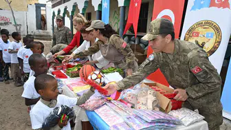 Mehmetçik'ten Somali'de yetim yüzleri güldüren destek!