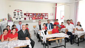 Konya’nın o ilçesinde öğrenciler karnelerini protokol üyelerinden aldılar