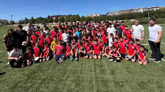 Milli futbolcu Cengiz Ünder, yetiştiği kulüpte gençlerle buluştu
