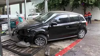 Otomobil dükkana girdi