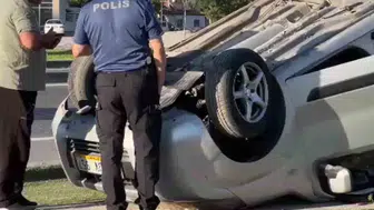 Hafif ticari araç takla attı: 2 yaralı