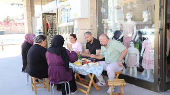 Konyalı belediye başkanı esnafla yemek yedi!