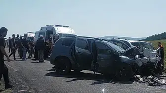 3 araç zincirleme kazaya karıştı; 3 ölü, 4 yaralı
