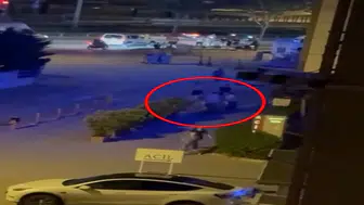 Otomobilin çarptığı adam sedyede hayata döndürüldü