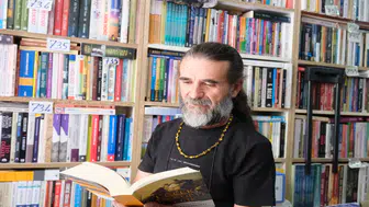 Kitap sevgisini 53 bin eserlik sahaf dükkanına taşıdı