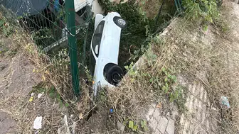 Otomobil apartmanın bahçesine uçtu; 1 yaralı