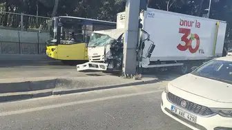 Kamyonet direğe çarptı