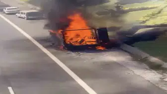 Seyir halindeki kamyonet alev alev yandı