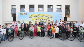 Konya'da sabah namazına gelen çocuklara bisiklet hediye edildi!