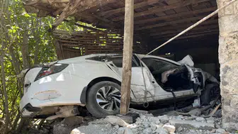 Otomobil, bağ evine daldı; sürücü öldü, nişanlısı yaralandı