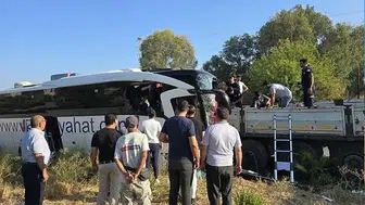 Tur otobüsü, TIR'a çarptı: 2 ölü, 8 yaralı