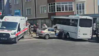 Halk otobüsü ile otomobil çarpıştı: 7 yaralı