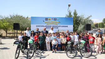 Başkanlar çocukların bisiklet sevincine ortak oldu