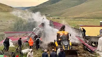 Ahır ve depo yandı, 600 balya saman kül oldu