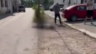 Eşini ve eniştesini tabancayla öldürdü